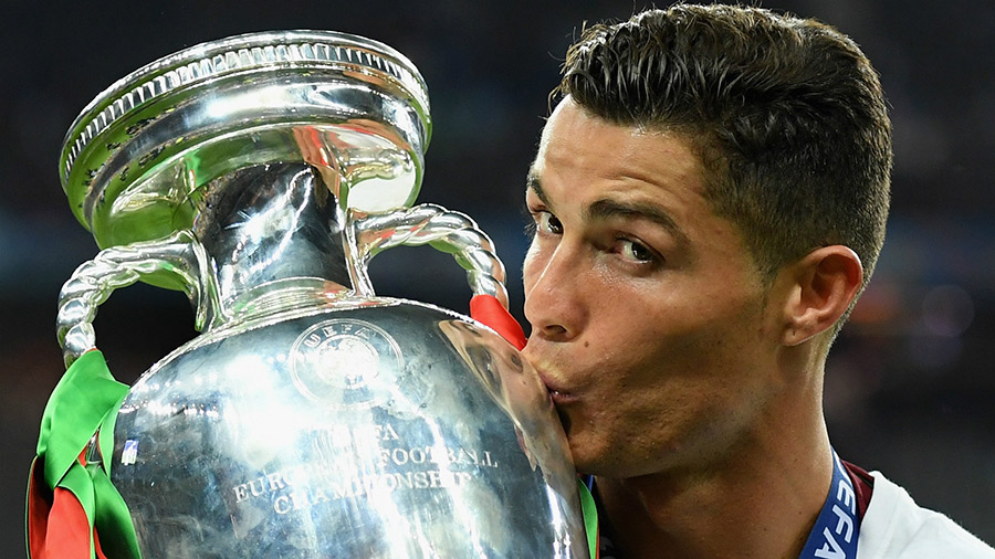 Cristiano Ronaldo com a taça da liga dos campões