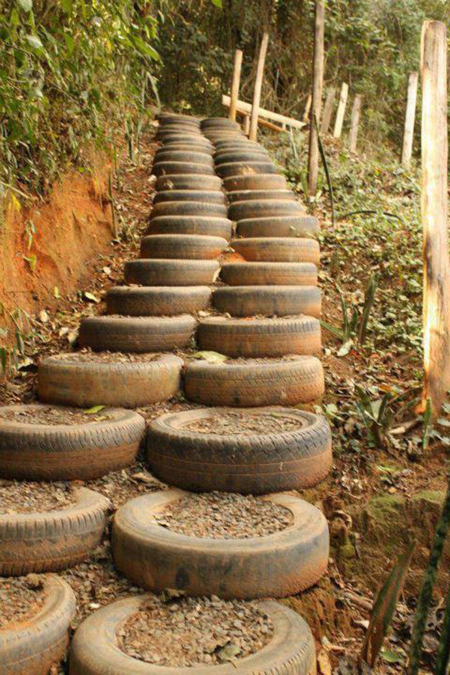 Escada feita com pneus velhos
